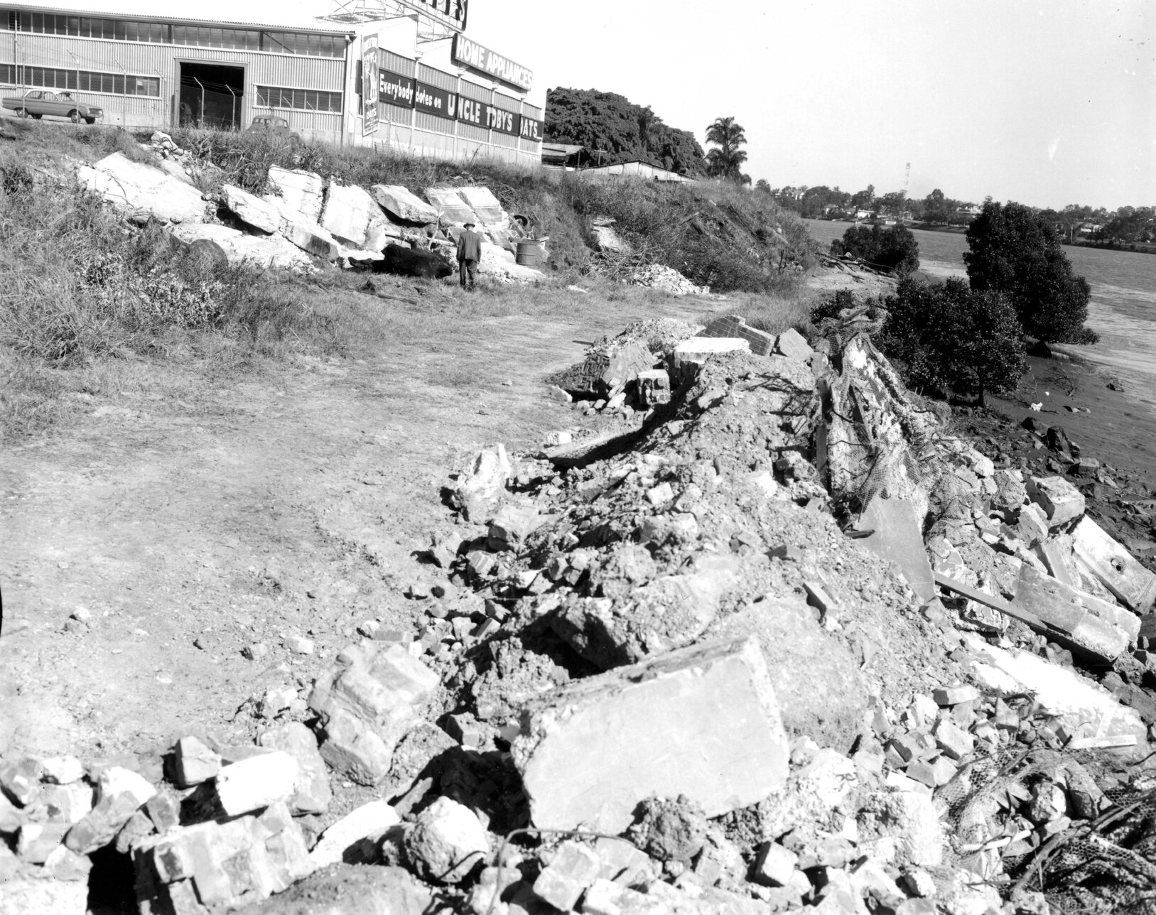 Riverside Drive - South Brisbane - Rubbish on proposed Site