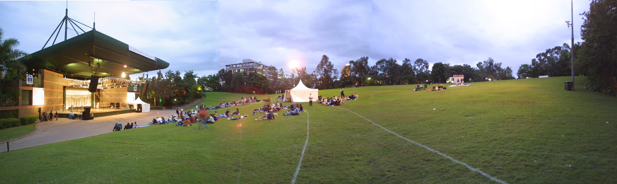 City Botanic Gardens - Concert on River stage 2003