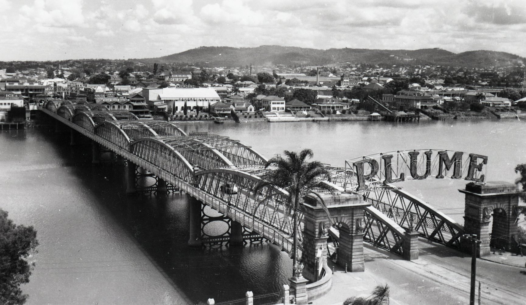 Victoria Bridge looking south from William Street - 1948