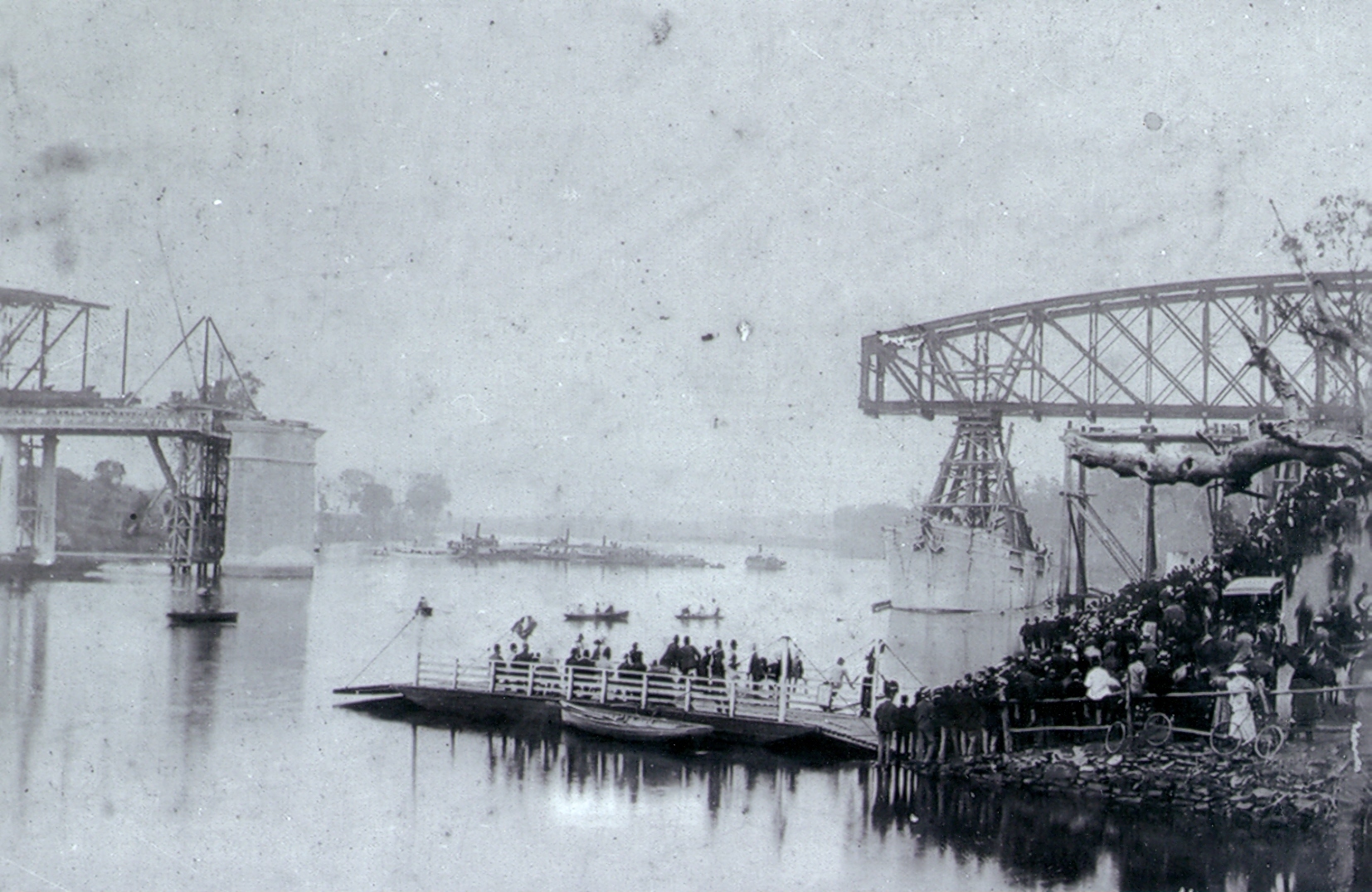 Indooroopilly Ferry Crossing Near Albert Railway Bridge