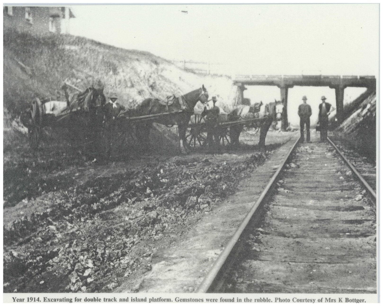 Excavating for double track near Hemmant railway station - 1914