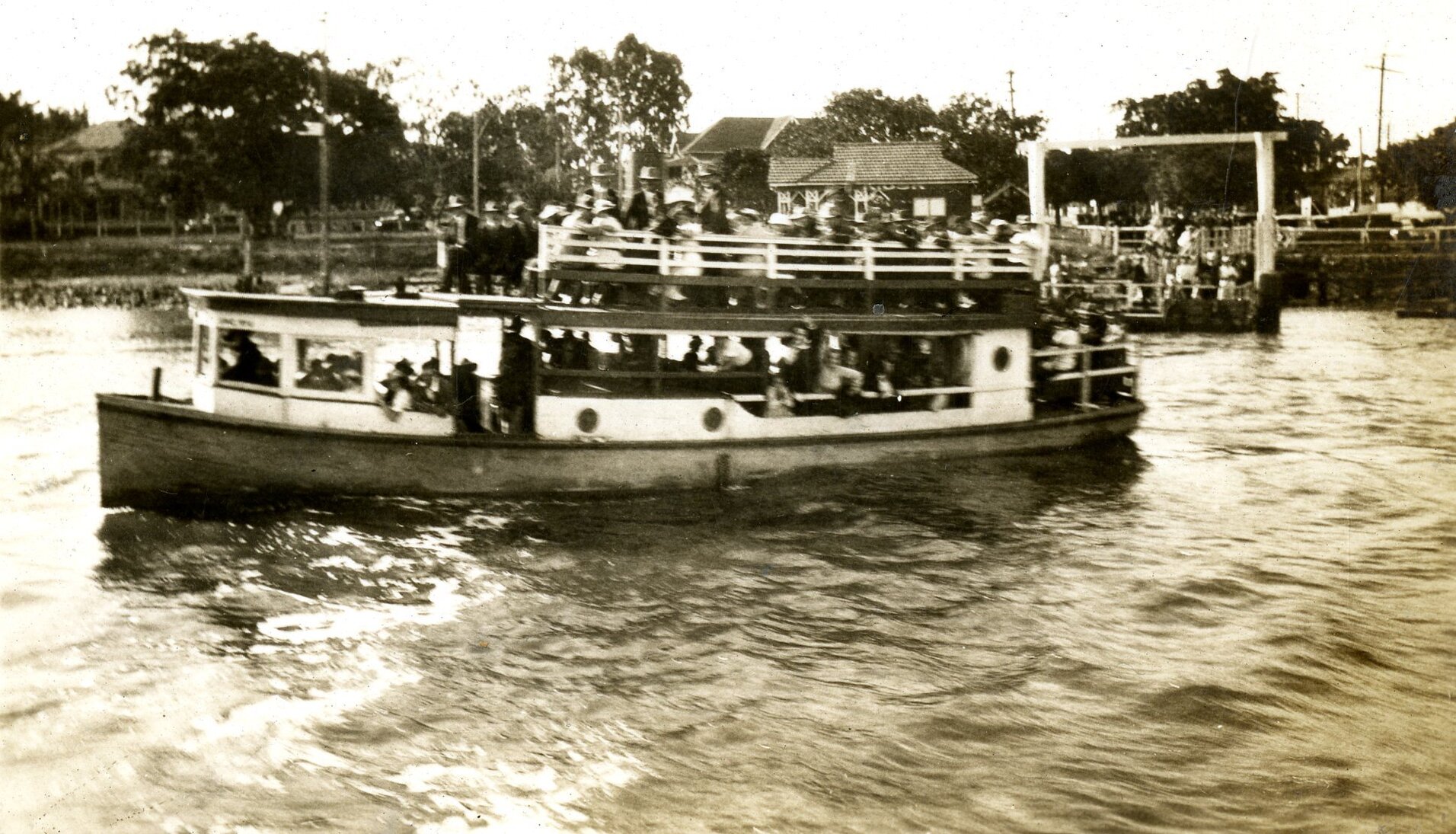 Ferry Leaving Hawthorne Terminus - Brisbane River