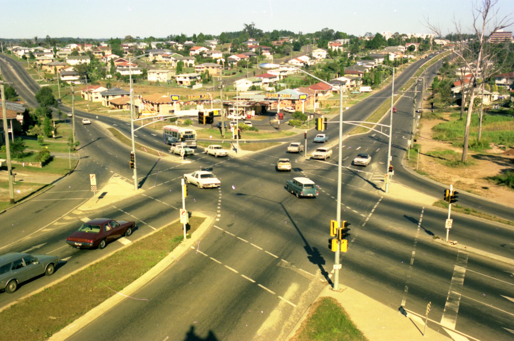 New traffic lights - corner Mount Gravatt Capalaba and Newnham Roads, Upper Mt Gravatt and Wishart - 1976
