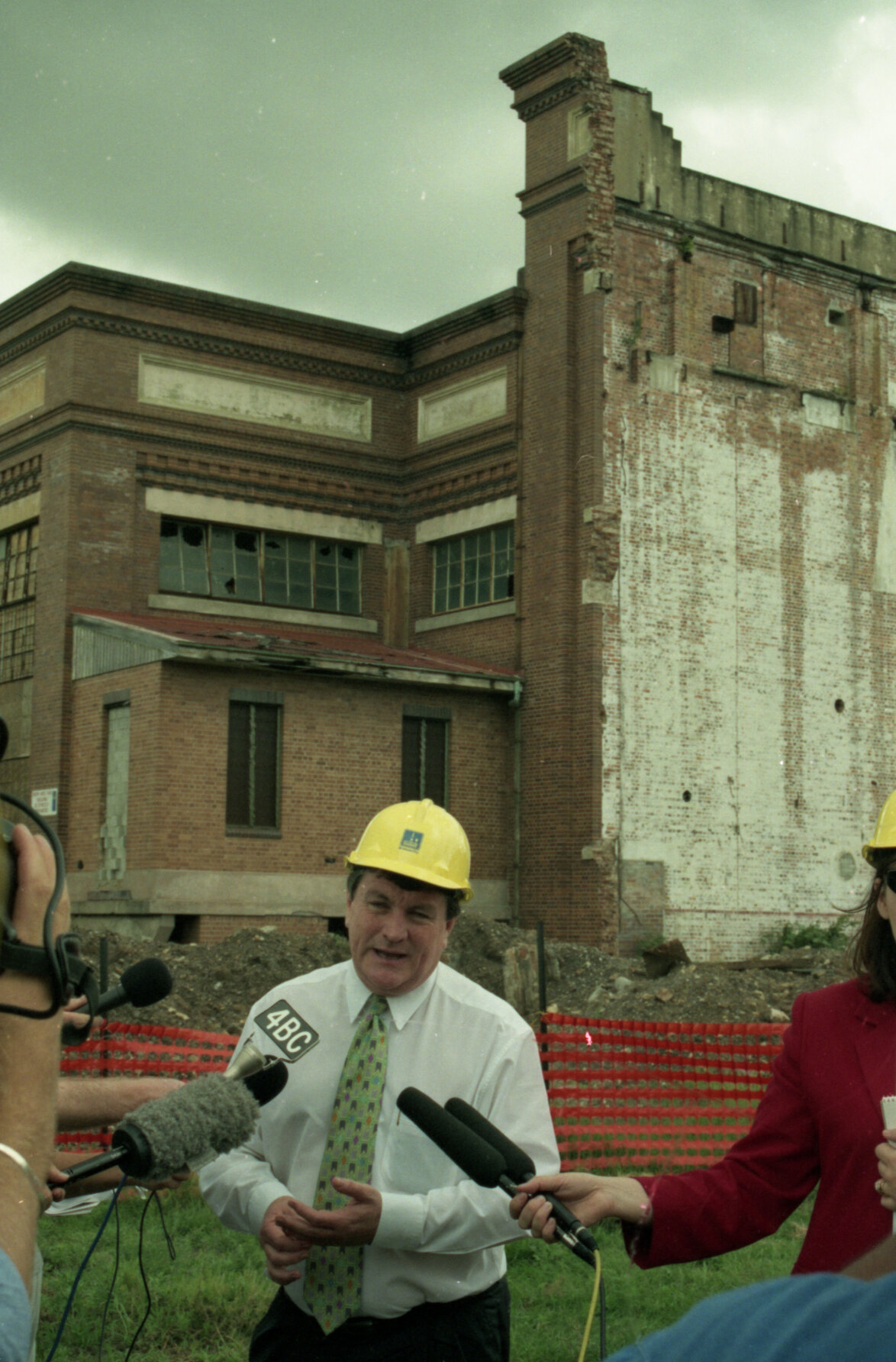 Lord Mayor Jim Soorley announcing the redevelopment of the New Farm Powerhouse site - 1998