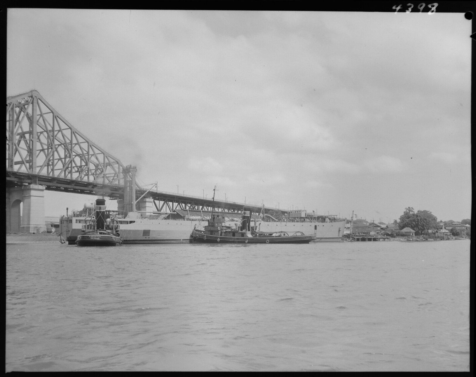 Looking from north bank to Kangaroo Point with Story Bridge, tug and dredge boats on river -1953