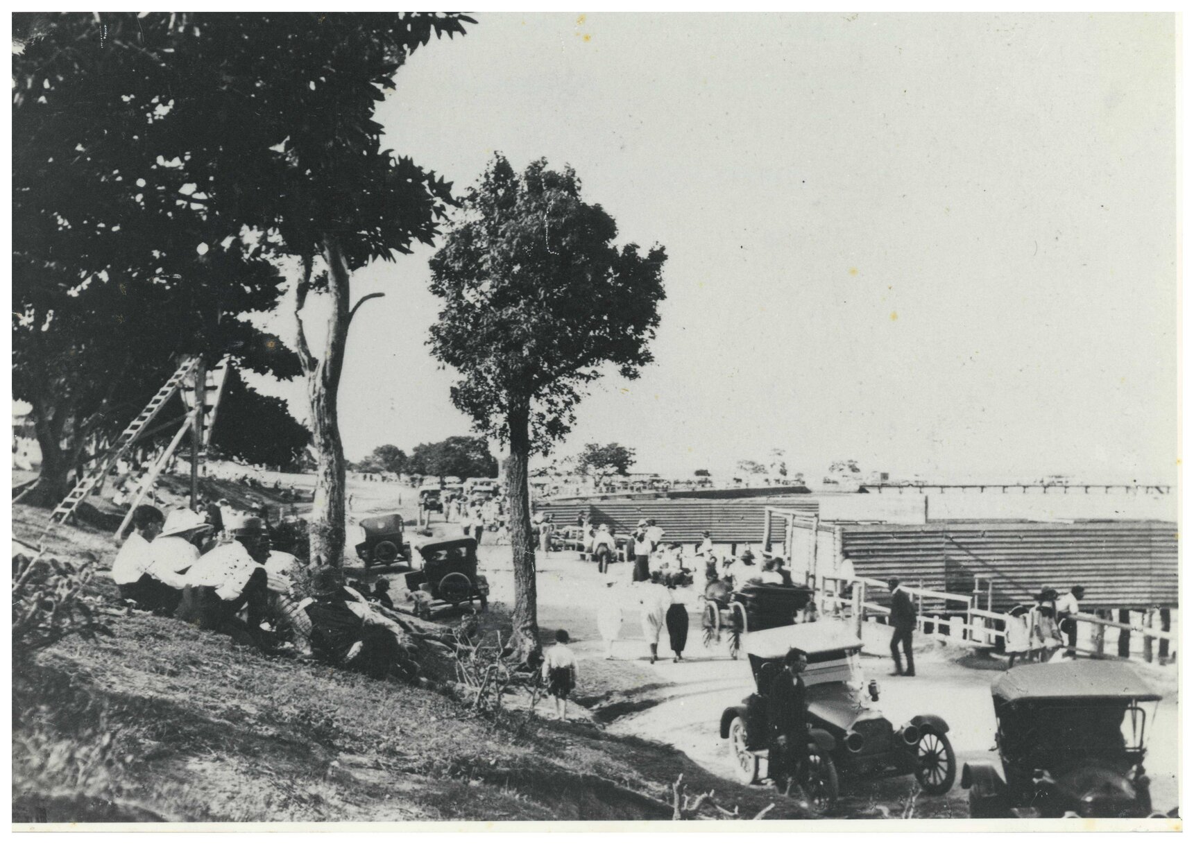 Changing sheds on Royal Esplanade between Cambridge Parade and Benalla Street, Manly - 1910s