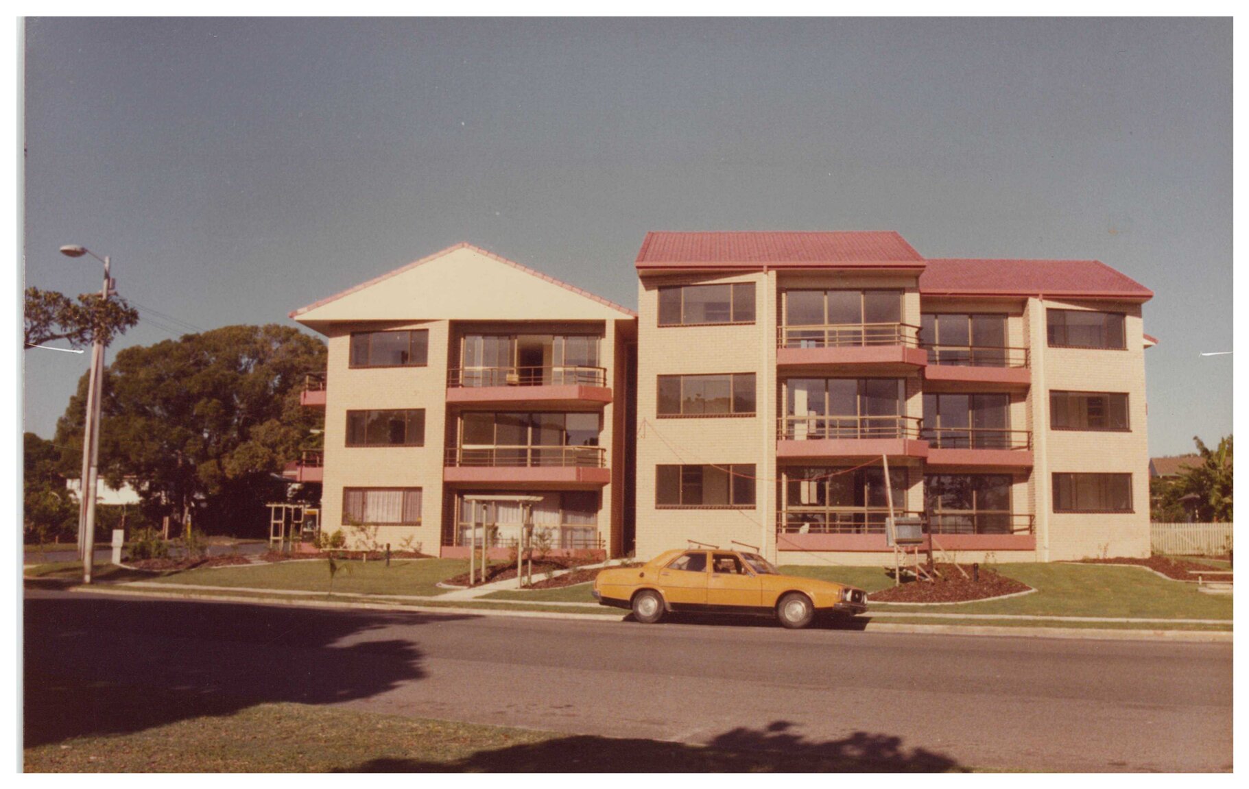 Flats on corner of Florence Street and Wynnum Esplanade - 1986