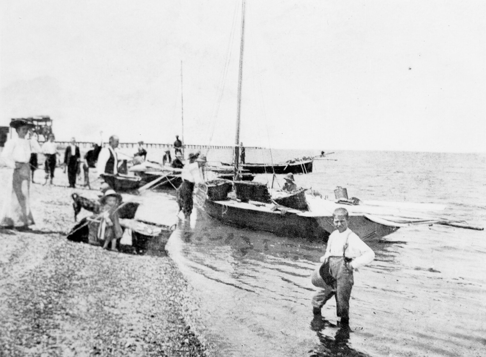 Landing fish at Wynnum - 1910