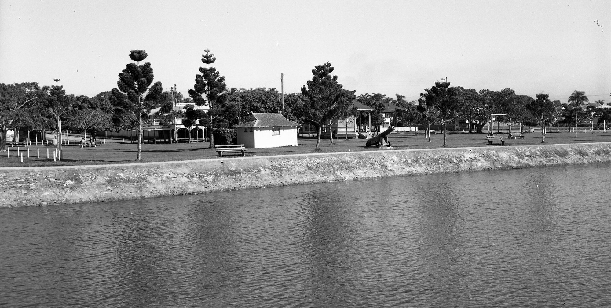 Wynnum foreshore along Wynnum Esplanade at Florence Street corner, Wynnum - 1951