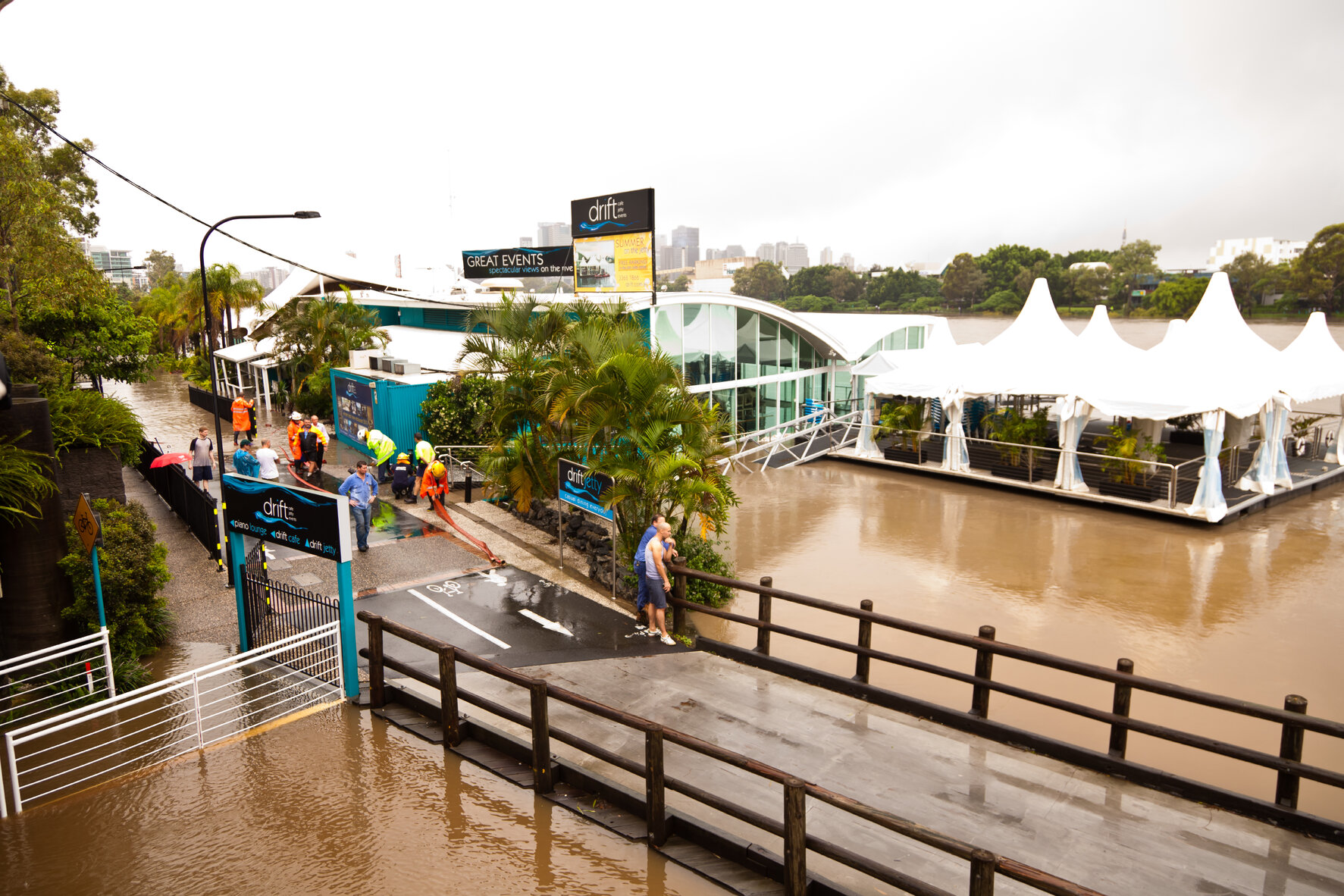 Drift restaurant askew in heavy floodwaters on bikeway, Milton - 2011