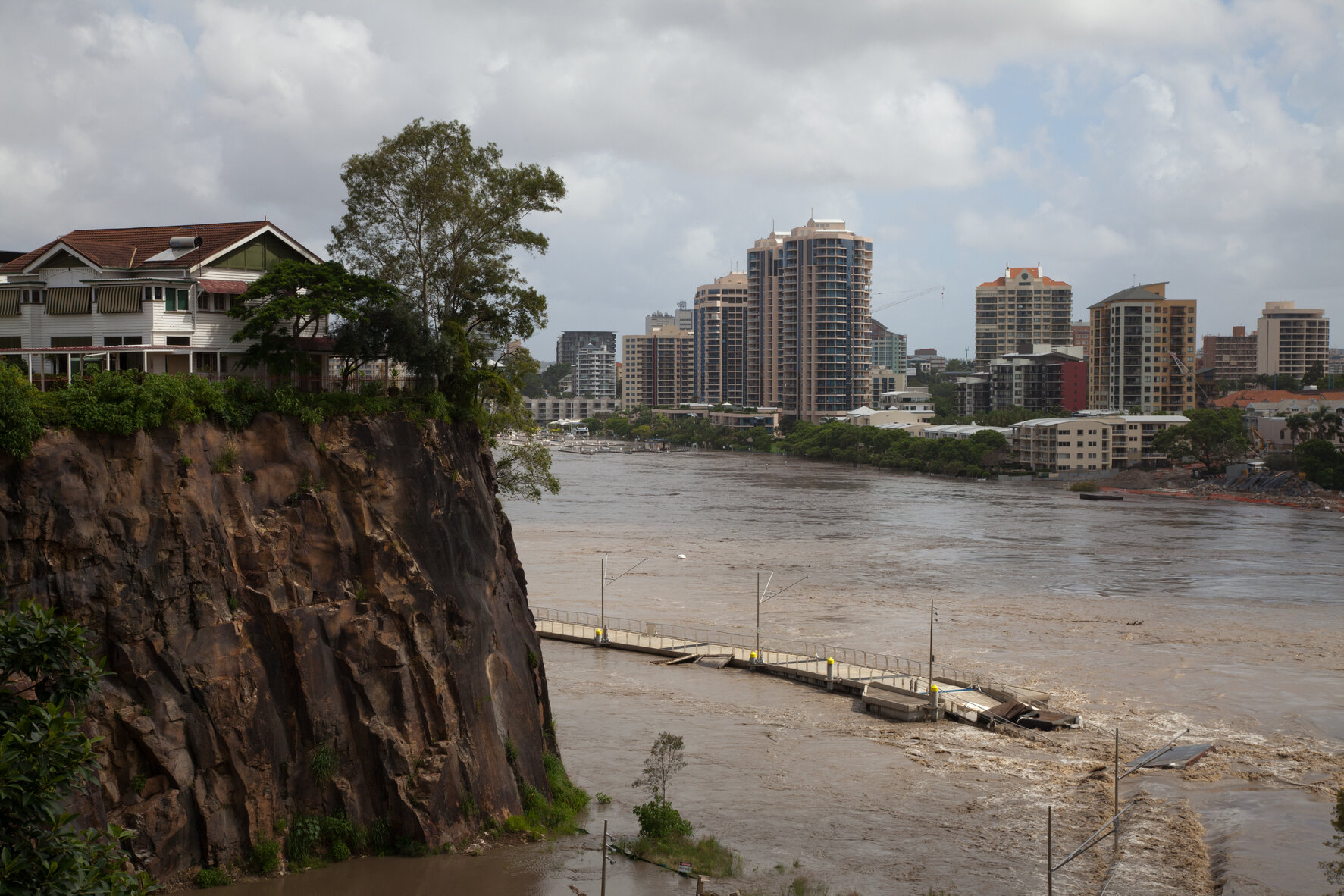 New Farm Riverwalk breaking up under floodwaters looking towards Kangaroo Point from Wilson Outlook Reserve, New Farm - 2011