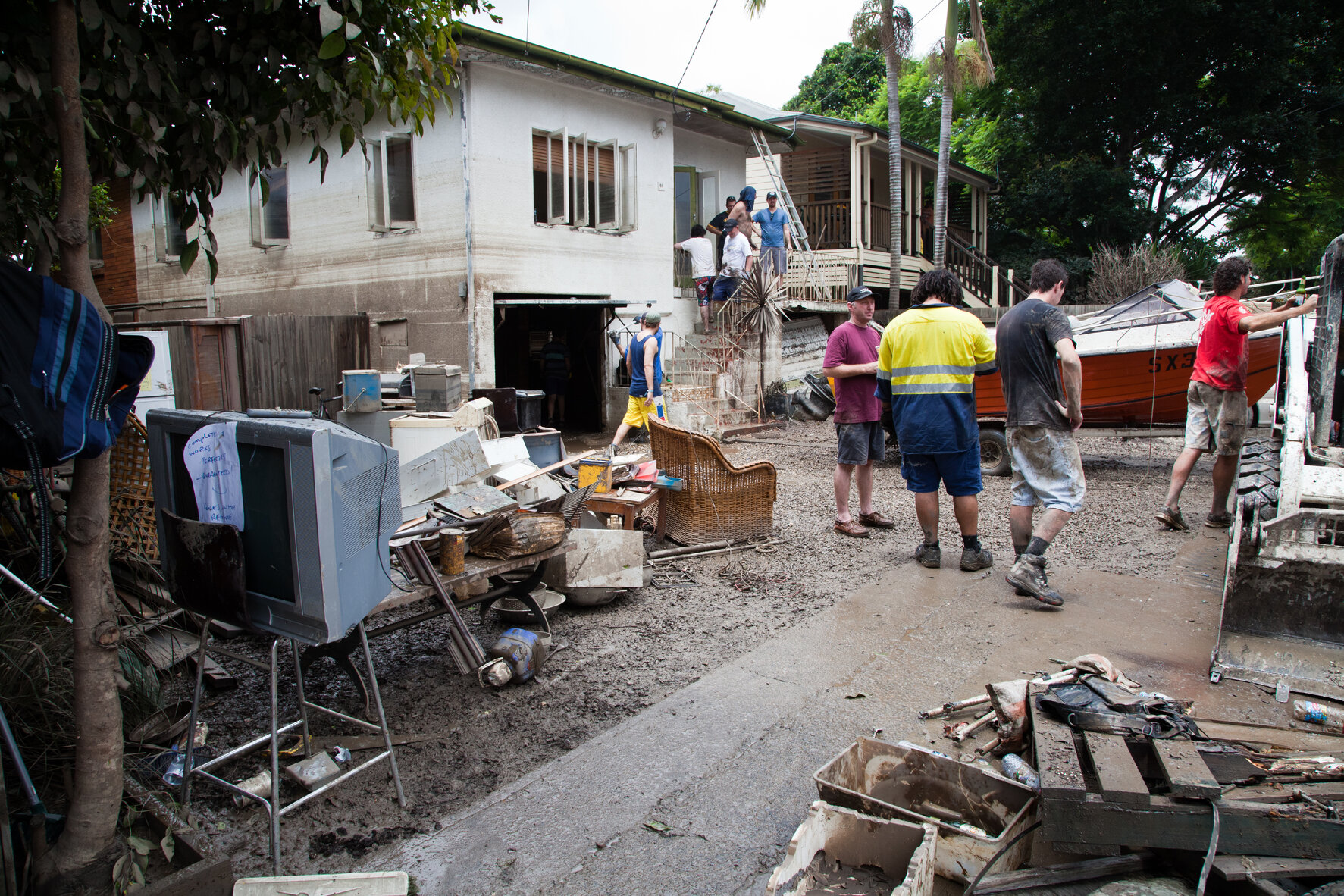Mud army assisting with flood cleanup in Rosalie, Paddington 2011