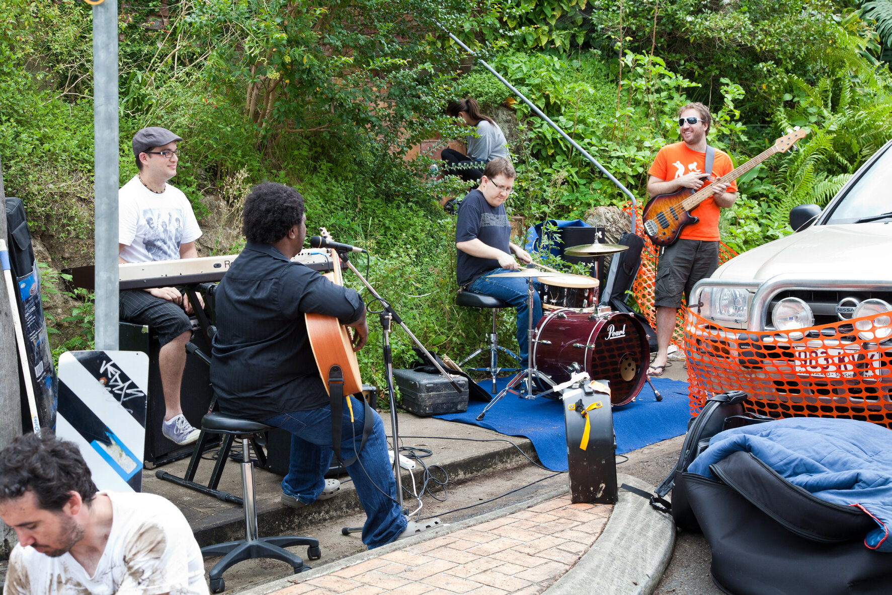 Musicians provide entertainment for Mud Army volunteers nearby, Rosalie, Paddington - 2011
