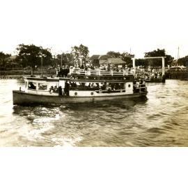 Ferry Leaving Hawthorne Terminus - Brisbane River
