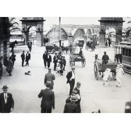 Pedestrians and Traffic on the Queen Street Approach to Victoria Bridge 1925 .